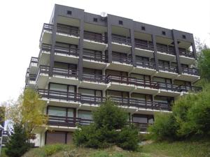un edificio de apartamentos con balcones en un lateral en Studio Peisey-Nancroix-Plan Peisey, 1 pièce, 4 personnes - FR-1-411-641, en Peisey-Nancroix