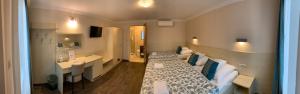 Posteľ alebo postele v izbe v ubytovaní Nimród Hotel és Ètterem