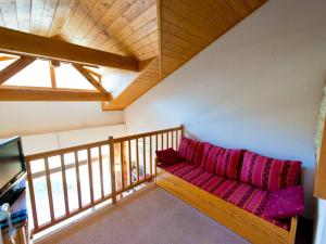 ein Wohnzimmer mit einem roten Sofa auf dem Balkon in der Unterkunft Maison La Salle-les-Alpes, 4 pièces, 10 personnes - FR-1-330F-3 in La Salle Les Alpes
