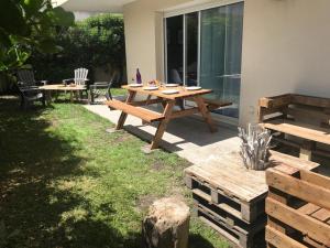 una mesa de picnic y sillas en un patio con césped en Appartement Capbreton, 2 pièces, 4 personnes - FR-1-413-107, en Capbreton