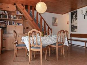 ein Esszimmer mit einem Tisch und Stühlen in der Unterkunft Appartement Montgenèvre, 3 pièces, 6 personnes - FR-1-266-157 in Montgenèvre