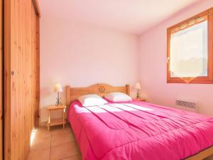 a bedroom with a bed with pink sheets and a window at Appartement Briançon, 3 pièces, 4 personnes - FR-1-330C-10 in Briançon