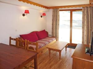 a living room with a couch and a table at Appartement Les Orres, 2 pièces, 6 personnes - FR-1-322-382 in Les Orres