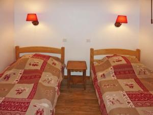 two beds sitting next to each other in a room at Appartement Les Orres, 2 pièces, 6 personnes - FR-1-322-382 in Les Orres