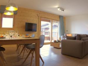 a living room with a table and a couch at Appartement Valmorel, 4 pièces, 8 personnes - FR-1-291-833 in Valmorel