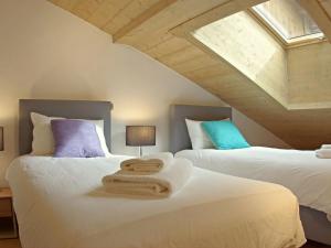 two beds with towels on them in a bedroom at Appartement Valmorel, 4 pièces, 8 personnes - FR-1-291-833 in Valmorel