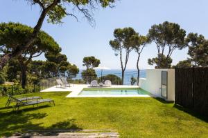 Piscina de la sau aproape de Luxury Villa in front of the beach POPETA