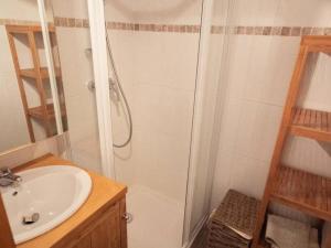 een badkamer met een douche en een wastafel bij Studio divisible, balcon, animaux acceptés, casier à skis, linge de lit inclus - FR-1-291-839 in Valmorel