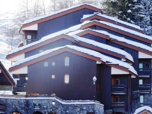 a building with snow on top of it at Studio divisible, balcon, animaux acceptés, casier à skis, linge de lit inclus - FR-1-291-839 in Valmorel