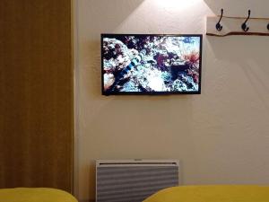 TV/trung tâm giải trí tại Somptueux chalet 130 m², 11 pers, vue montagnes, cheminée, 5 chambres - FR-1-545-27