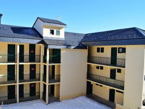 uma fila de edifícios de apartamentos com telhados solares em Studio Les Angles, 1 pièce, 4 personnes - FR-1-593-8 em Les Angles