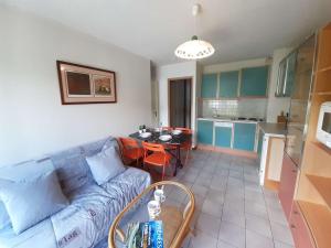 ein Wohnzimmer mit einem Sofa und einem Tisch in der Küche in der Unterkunft Appartement Saint-Lary-Soulan, 2 pièces, 4 personnes - FR-1-457-160 in Saint-Lary-Soulan