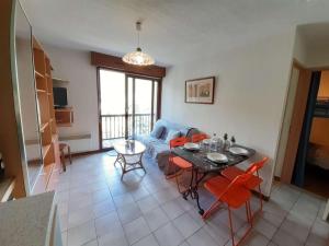 un soggiorno con un divano, un tavolo e delle sedie di Saint-Lary-Soulan : T2 4 pers, vue ouest, balcon, ascenseur, proche Pla d'Adet - FR-1-457-160 a Saint-Lary-Soulan
