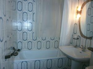 een witte badkamer met een wastafel, een bad en een wastafel bij Appartement Saint-Lary-Soulan, 5 pièces, 8 personnes - FR-1-457-169 in Saint-Lary-Soulan
