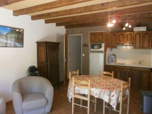een kleine keuken met een tafel en een stoel bij Appartement Saint-Lary-Soulan, 5 pièces, 8 personnes - FR-1-457-169 in Saint-Lary-Soulan
