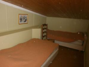 een kleine kamer met een stapelbed en een tafel bij Appartement Saint-Lary-Soulan, 5 pièces, 8 personnes - FR-1-457-169 in Saint-Lary-Soulan