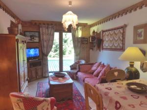 Μια τηλεόραση ή/και κέντρο ψυχαγωγίας στο Chaleureux 3 pièces pour 4 pers avec terrasse aux Allues, proche ski et commerces - FR-1-411-624