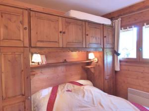 Ένα ή περισσότερα κρεβάτια σε δωμάτιο στο Chaleureux 3 pièces pour 4 pers avec terrasse aux Allues, proche ski et commerces - FR-1-411-624