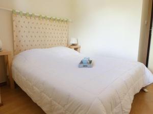 ein Schlafzimmer mit einem weißen Bett und einer Schachtel darauf in der Unterkunft Appartement Saint-Lary-Soulan, 2 pièces, 4 personnes - FR-1-457-160 in Saint-Lary-Soulan