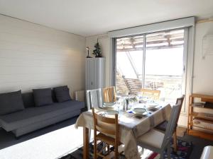 a living room with a table and a couch at Studio cabine 6 pers. avec balcon, exposé sud, Club Engaly II - FR-1-457-241 in Aragnouet