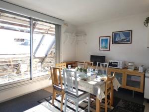 a dining room with a table and chairs and a window at Studio Piau-Engaly, 1 pièce, 6 personnes - FR-1-457-241 in Aragnouet