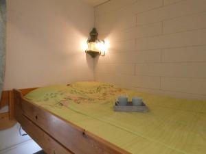 a bedroom with a bed with a light on it at Studio cabine 6 pers. avec balcon, exposé sud, Club Engaly II - FR-1-457-241 in Aragnouet +3 photos