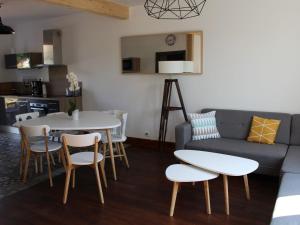 een woonkamer met een bank en een tafel en stoelen bij Gîte Virecourt, 4 pièces, 5 personnes - FR-1-584-46 in Virecourt