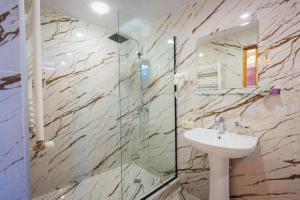 Koupelna v ubytování Hotel Mestia Inn + 31 fotografií