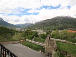 a view of a town with mountains in the background at Appartement Briançon, 1 pièce, 4 personnes - FR-1-330C-3 in Briançon