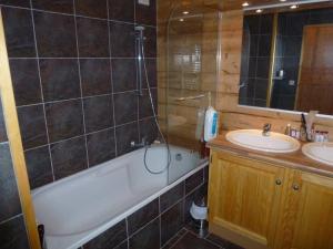 a bathroom with a bath tub and a sink at Appartement Isola 2000, 3 pièces, 6 personnes - FR-1-292-153 in Isola 2000