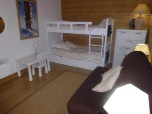 a living room with two bunk beds and a desk at Appartement Isola 2000, 3 pièces, 6 personnes - FR-1-292-153 in Isola 2000