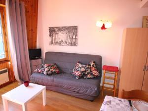 ein Wohnzimmer mit einem Sofa und einem Tisch in der Unterkunft Studio Bagnères-de-Luchon, 1 pièce, 4 personnes - FR-1-313-124 in Luchon