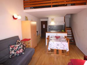 ein Wohnzimmer mit einem Sofa und einem Tisch in der Unterkunft Studio Bagnères-de-Luchon, 1 pièce, 4 personnes - FR-1-313-124 in Luchon