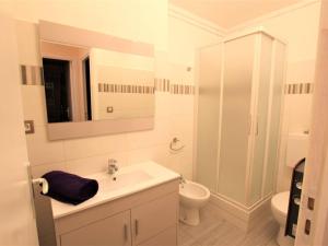 La salle de bains est pourvue d'un lavabo, de toilettes et d'une douche. dans l'établissement Appartement Briançon, 2 pièces, 5 personnes - FR-1-330C-103, à Briançon