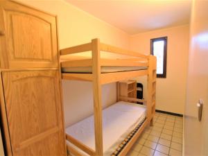 Cette chambre comprend 2 lits superposés et une porte. dans l'établissement Appartement Briançon, 2 pièces, 5 personnes - FR-1-330C-103, à Briançon