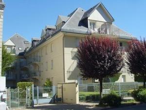 une grande maison avec une clôture devant elle dans l'établissement Appartement Bagnères-de-Luchon, 3 pièces, 4 personnes - FR-1-313-178, à Luchon