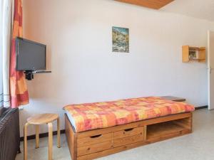 Zimmer mit einem Bett und einem Flachbild-TV in der Unterkunft Appartement Montgenèvre, 2 pièces, 6 personnes - FR-1-330D-56 in Montgenèvre