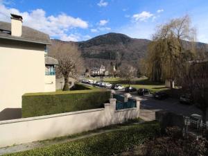 - une vue sur une rue avec une maison et une montagne dans l'établissement Appartement Bagnères-de-Luchon, 3 pièces, 4 personnes - FR-1-313-178, à Luchon