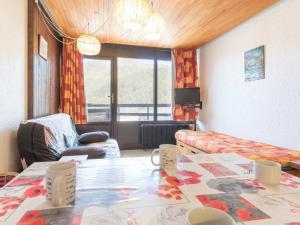ein Wohnzimmer mit einem Tisch und ein Zimmer mit einem Bett in der Unterkunft Appartement Montgenèvre, 2 pièces, 6 personnes - FR-1-330D-56 in Montgenèvre