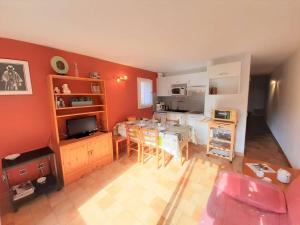 a living room with a kitchen with a table and a kitchen at Appartement Saint-Lary-Soulan, 3 pièces, 6 personnes - FR-1-457-246 in Saint-Lary-Soulan