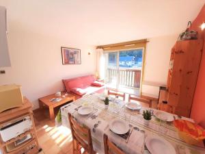 uma sala de estar com uma mesa e um sofá em Appartement Saint-Lary-Soulan, 3 pièces, 6 personnes - FR-1-457-246 em Saint-Lary-Soulan