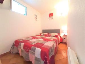 A bed or beds in a room at Appartement Saint-Lary-Soulan, 2 pièces, 4 personnes - FR-1-457-269