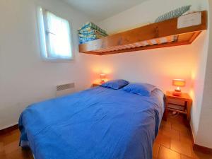 a bedroom with a blue bed with a bunk at Appartement Saint-Lary-Soulan, 3 pièces, 6 personnes - FR-1-457-246 in Saint-Lary-Soulan