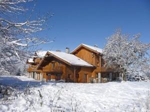 una cabaña de madera en la nieve con árboles nevados en Appartement Méribel, 4 pièces, 6 personnes - FR-1-180-455 en Les Allues