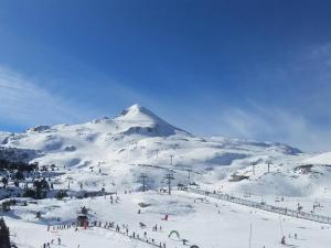 un grupo de personas esquiando en una montaña cubierta de nieve en Studio Arette, 1 pièce, 4 personnes - FR-1-602-1, en Arette