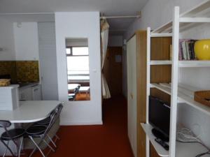 Cette petite chambre comprend une cuisine et une table avec des chaises. dans l'établissement Studio Arette, 1 pièce, 4 personnes - FR-1-602-12, à Arette