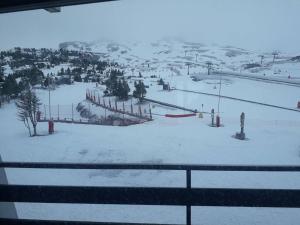 une piste de ski couverte de neige avec une remontée mécanique dans l'établissement Studio Arette, 1 pièce, 4 personnes - FR-1-602-12, à Arette