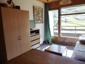 ein Wohnzimmer mit einem großen Fenster und einem Sofa in der Unterkunft Studio Arette, 1 pièce, 4 personnes - FR-1-602-15 in Arette