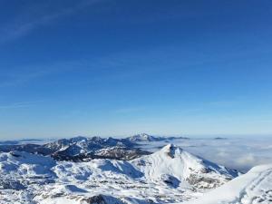 une montagne recouverte de neige avec des nuages en arrière-plan dans l'établissement Charmant Appartement 3 Pièces à Arette - 2 Chambres, Casiers à Skis, Parkings Gratuits - FR-1-602-26, à Arette 2 autres photos