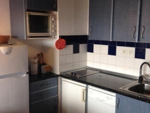 a kitchen with a sink and a refrigerator at Appartement Vieux-Boucau-les-Bains, 3 pièces, 5 personnes - FR-1-379-115 in Vieux-Boucau-les-Bains